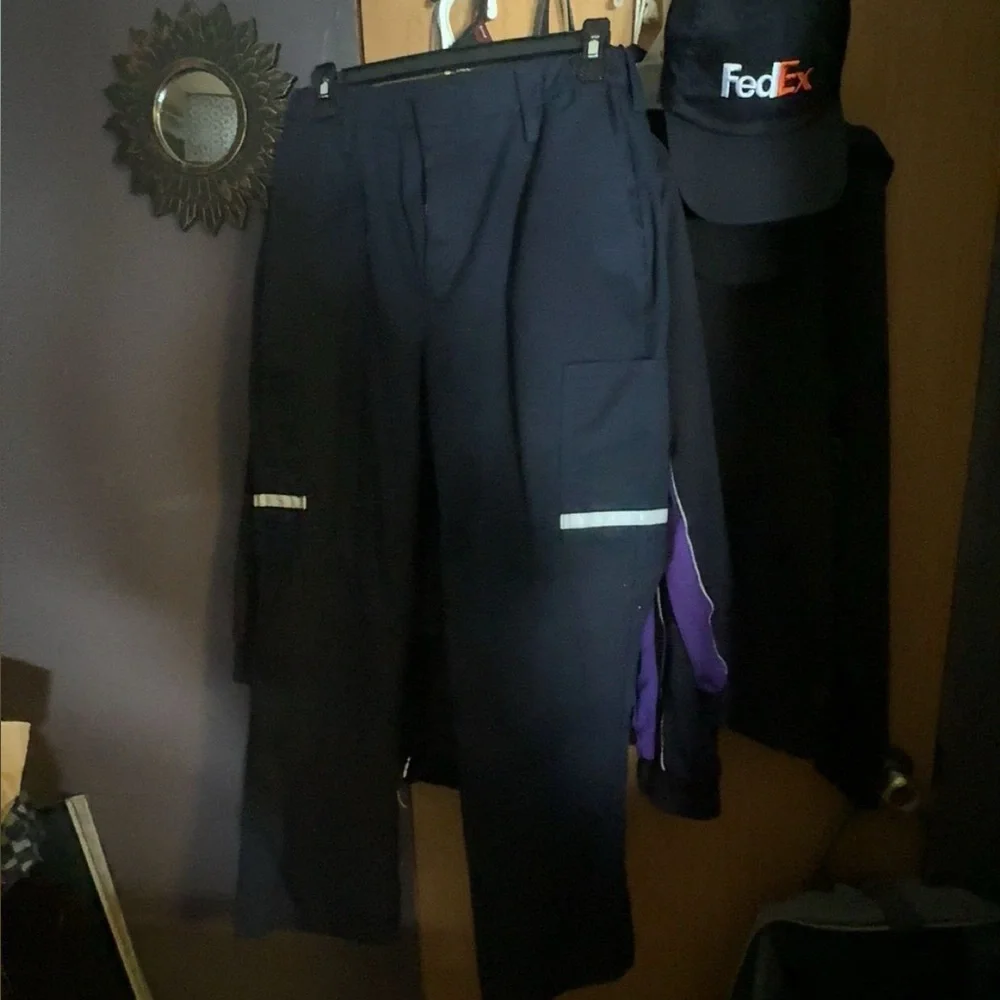 2 pairs of Stan Herman
(FEDEX) cargo pants brand new
06-R -28 - Picture 3 of 10